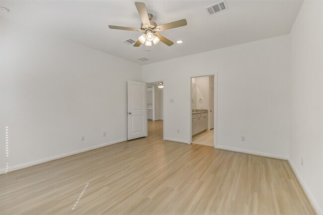 Building Photo - 11927 Pondwood Dr