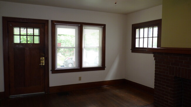 Building Photo - 122 E Tompkins St