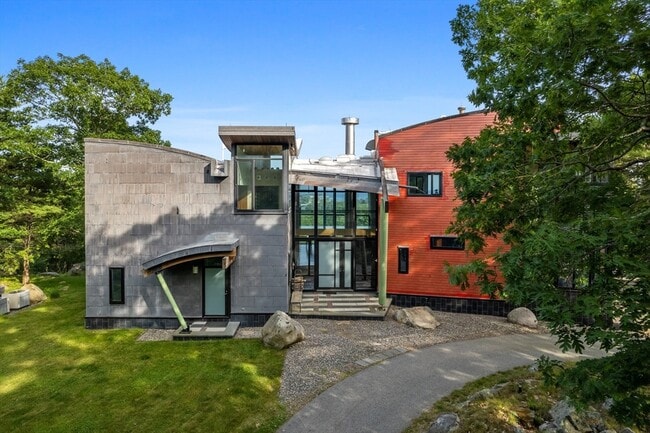 Building Photo - 370 Summer St