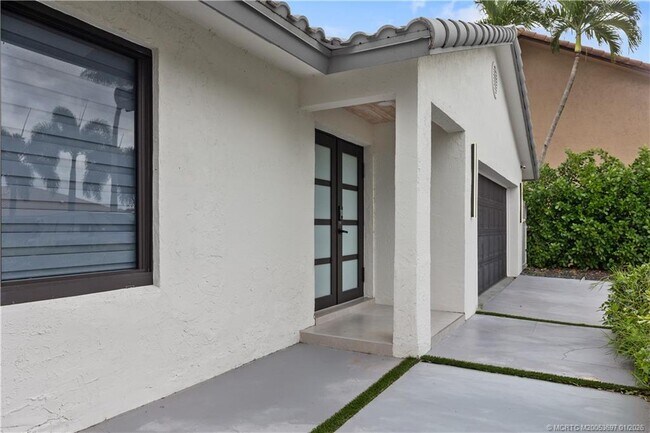 Building Photo - 5143 Deerhurst Crescent Cir