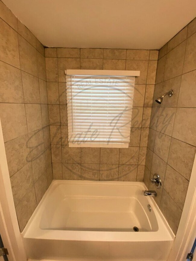 Building Photo - Two Bedroom Ranch Style Apartment Near BNA on Special!