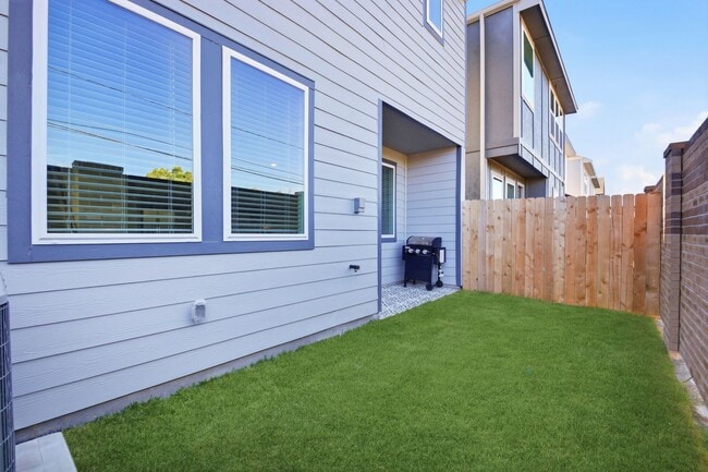 Building Photo - 10010 Rustic Charm St