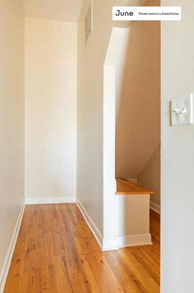 Building Photo - Room in Shared 3 bed/2 bath home in Near West Side