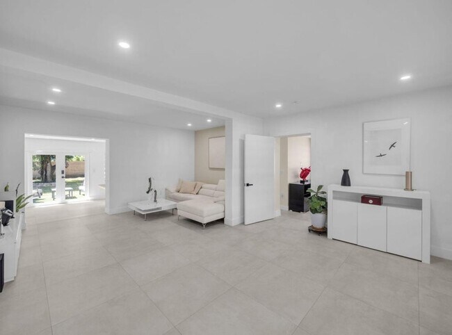 Building Photo - 520 NE 135th St