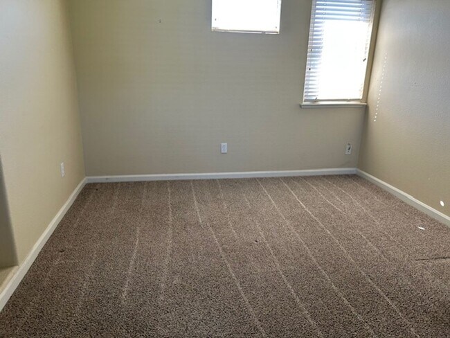 Building Photo - Spacious 4 bedroom, 2.5 Bathroom Available...