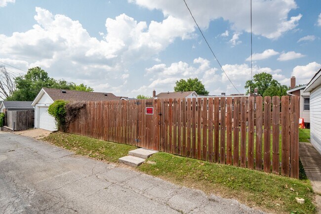 Building Photo - For the Big Dawgs