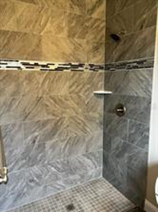 Building Photo - 18 Bunker View Dr