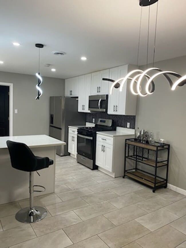Building Photo - Beautifully Renovated, Modern 3 bedroom 2....