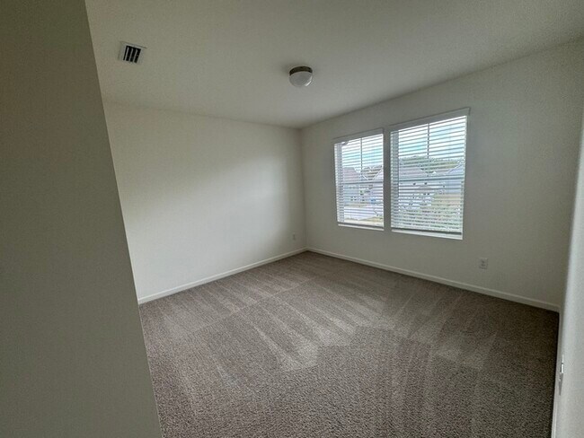 Building Photo - BEAUTIFUL 3BD/2.5BTH Townhome - Belmont - Ready Feb 6th