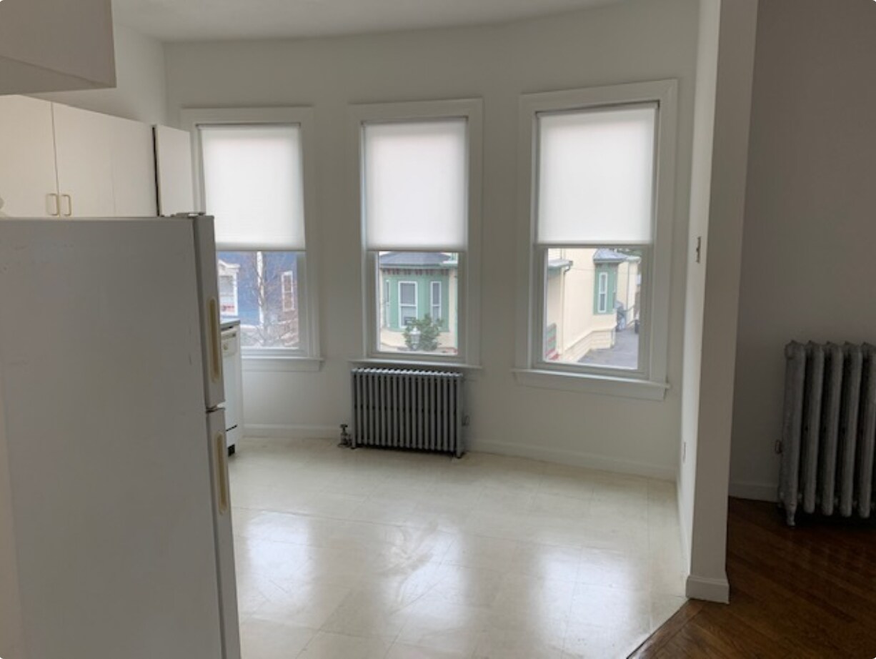 Building Photo - 148 Oxford St