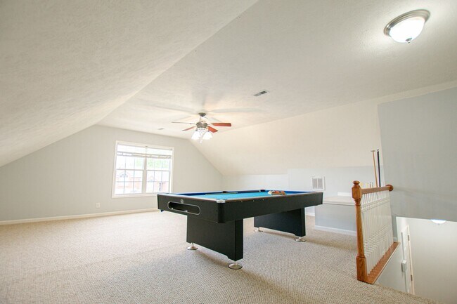 Building Photo - Three Bedroom with Bonus and Pool!