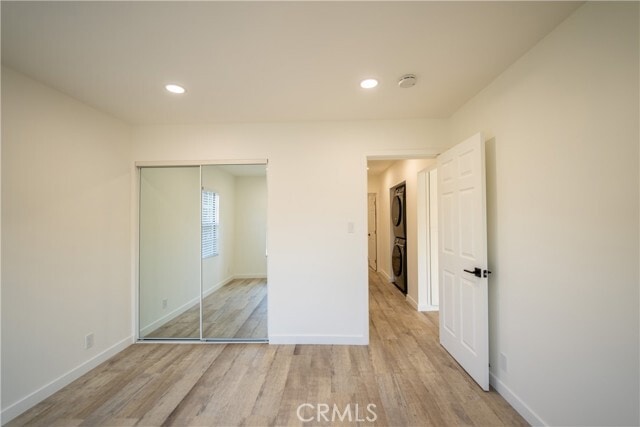 Building Photo - 319 Roads End St