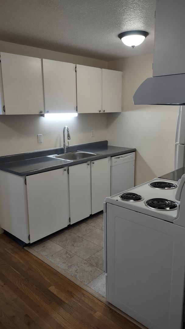 Building Photo - Upper 1bed, off street parking, onsite coi...