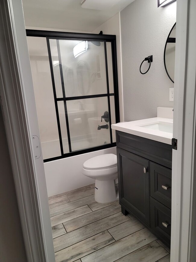 Building Photo - Absolutely Stunning Remodeled 2 Bedroom Co...