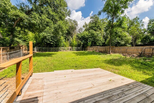 Building Photo - Charming & Updated Mid-Century 3 Bed/1 Bath in East Austin!