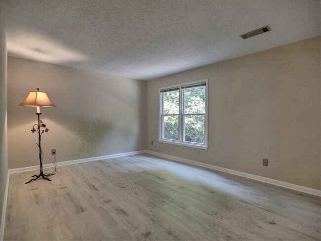 Building Photo - 4512 Woodlawn Lake Dr
