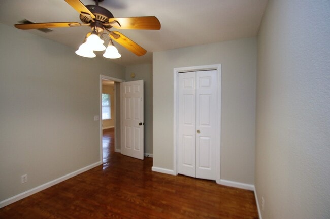 Building Photo - Great Three Bedroom House in Hyde Park Are...