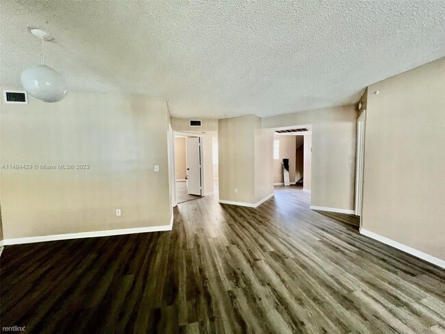 Building Photo - 2 br, 2 bath Condo - 2604 SE 21st Ct # A202