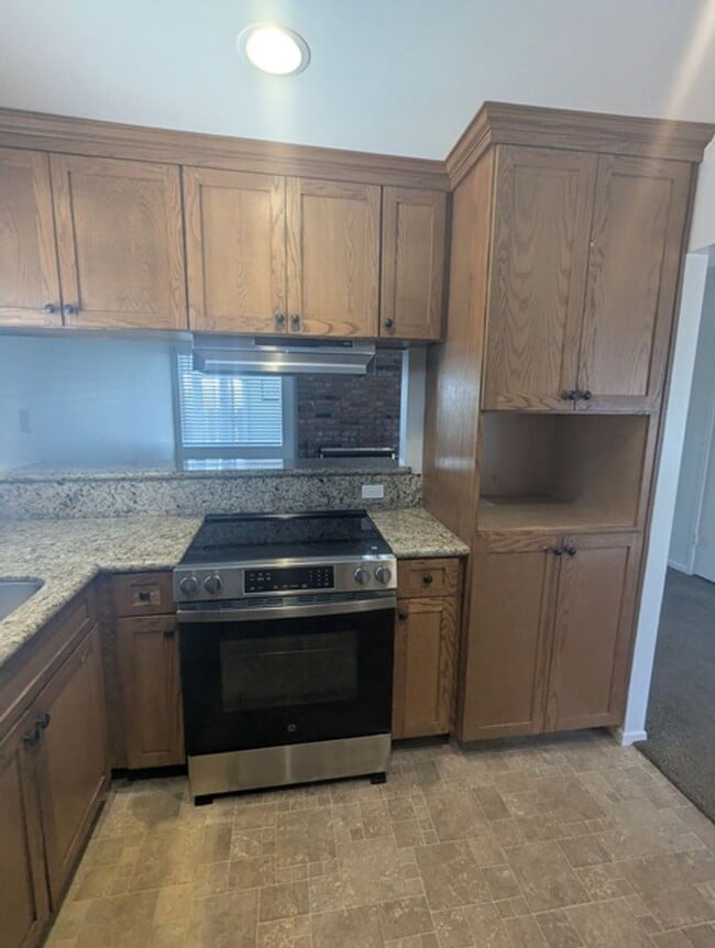 Building Photo - Single Story Home 4 bedroom + Enclosed pat...