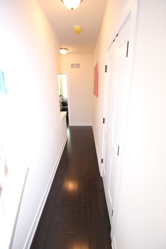 Building Photo - Lafayette Hill - 4 Bedroom 2.5 Bath Twin - HW - Granite - Great Location