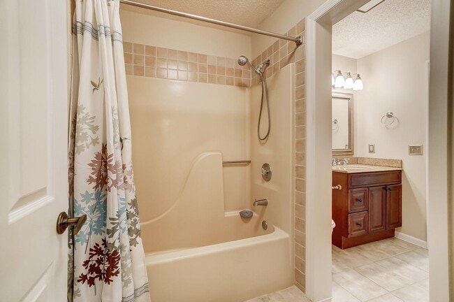 Bathtub - 9728 Timberview Ct