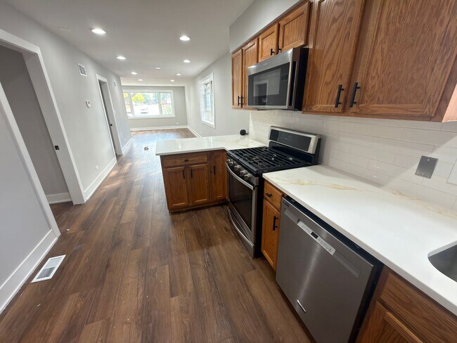 Building Photo - 6524 W Diversey Ave