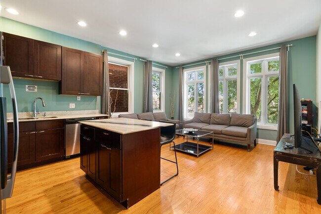 Building Photo - 2337 W Maypole Ave