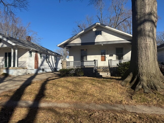 Building Photo - Charming 2 Bed | 1 Bath | Move-In Ready!