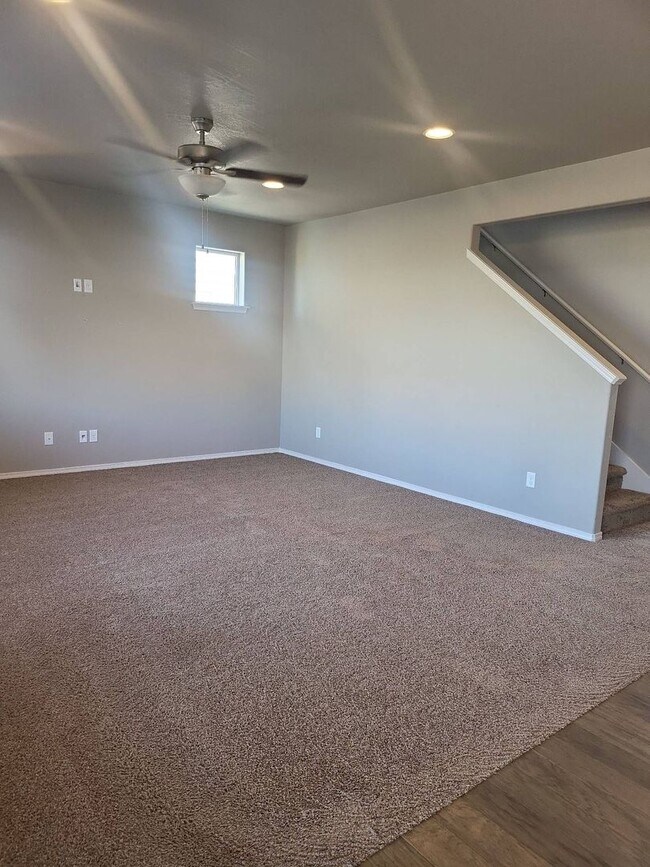 Building Photo - Beautiful 5 bedroom 3 bath home in Mae Val...