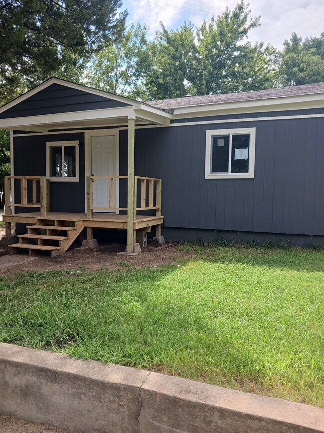 Building Photo - 819 S Elm Ave