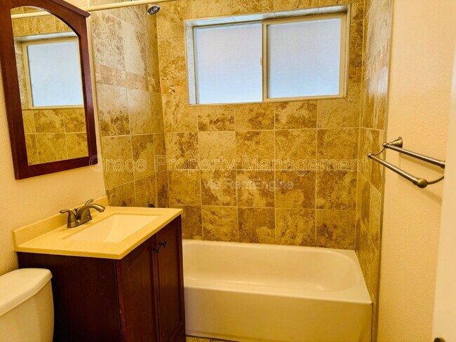 Building Photo - 411 S Simms St