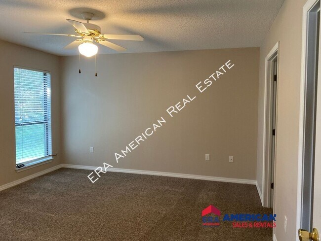 Building Photo - 2365 Hemlock Dr