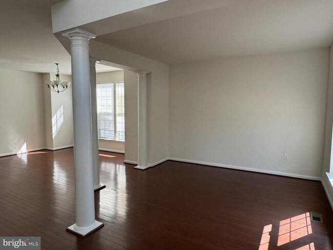 Building Photo - 9719 Inkwood Dr