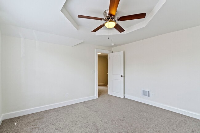 Building Photo - 1537 E Legrande Ave
