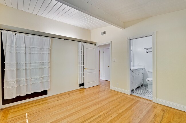 Building Photo - Beautifully Remodeled Home in Prime Cambri...