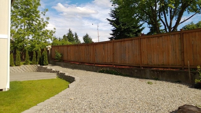 Building Photo - Beautiful 4 Bedroom / 3 Bath Home