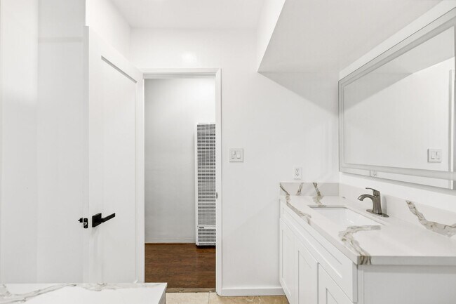 Building Photo - 12334 Moorpark St