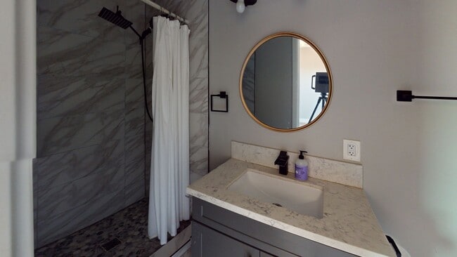 Building Photo - Great Location | Open-Concept