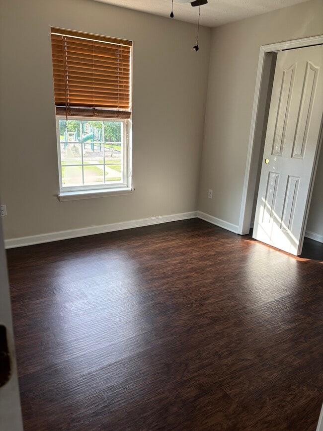 Building Photo - 5895 Mill Oak Dr