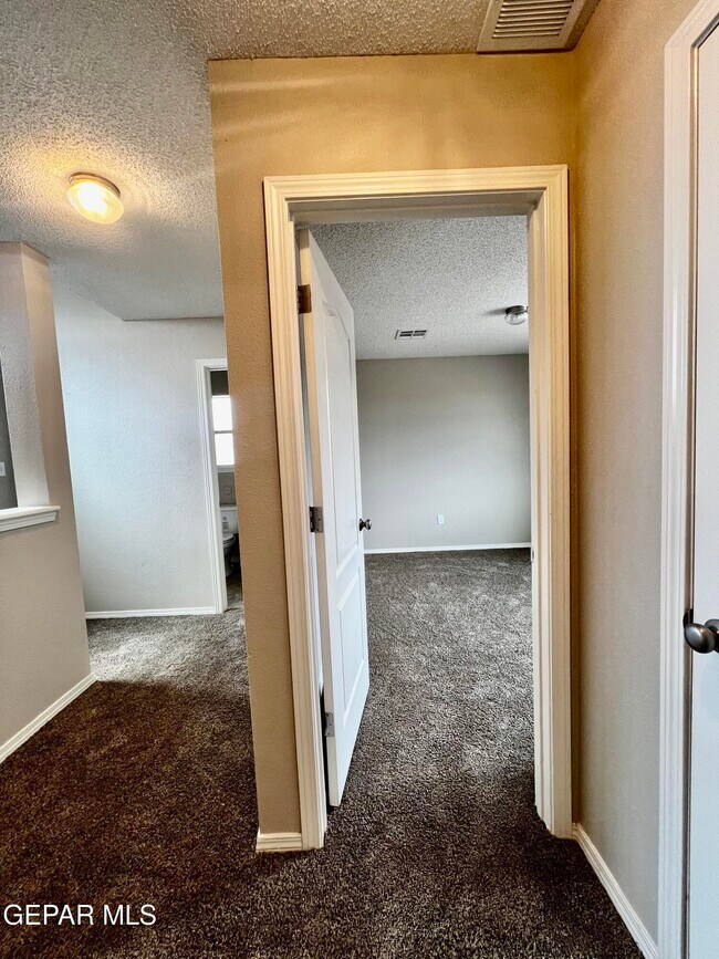 Building Photo - 14160 Lasso Rock Dr