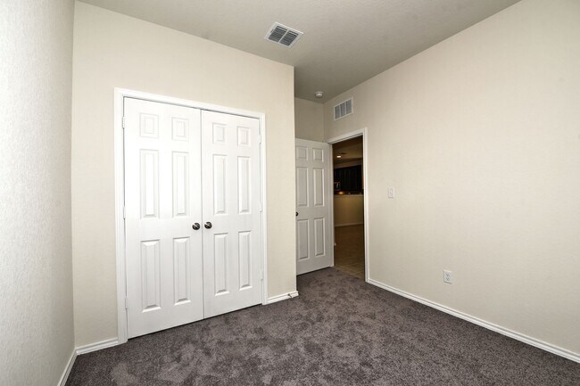 Building Photo - Gorgeous one story home  |  3 bedrooms  |  2 bathrooms  |  Covered Patio  |  2 car garage  |  Dav...