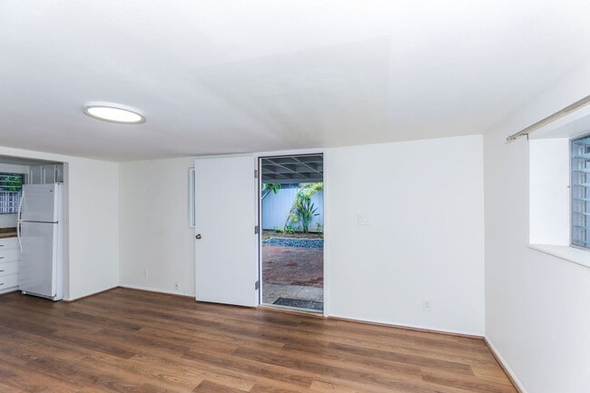 Building Photo - Kahala Avenue Beachside - remodeled 2 bedroom, 1 bath with Luxury Vinyl Plank Flooring
