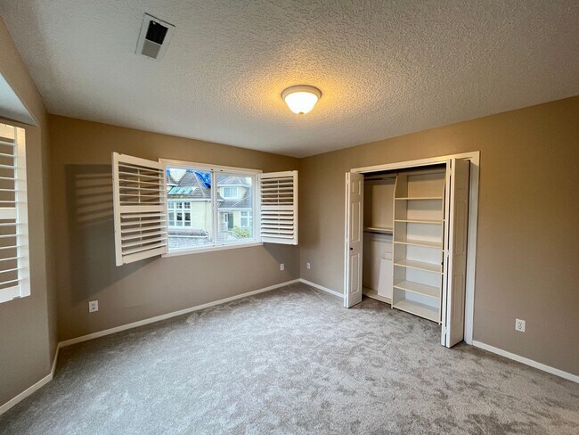 Building Photo - Immaculate 4 bedroom, 3.5 bathroom, tri-level Home in Tigard!! Expansive Views, Office space, Gam...