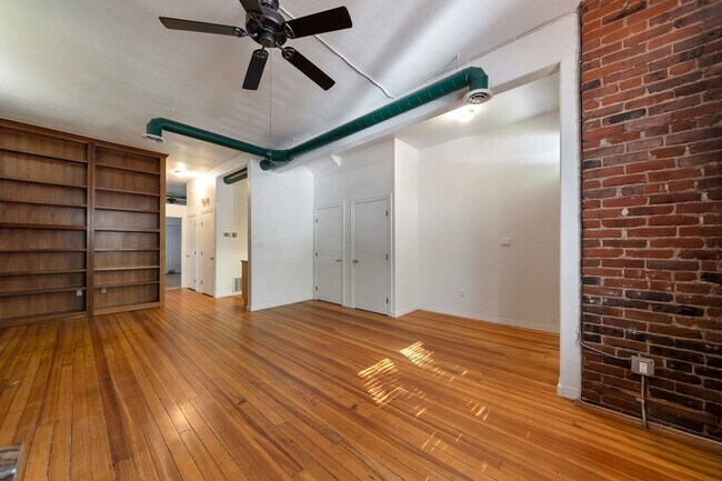 Building Photo - Beautiful Row Home Style Condo Central Den...