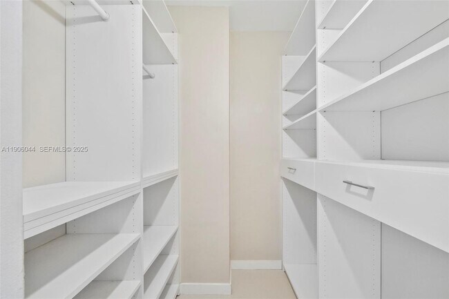 Building Photo - 7601 E Treasure Dr