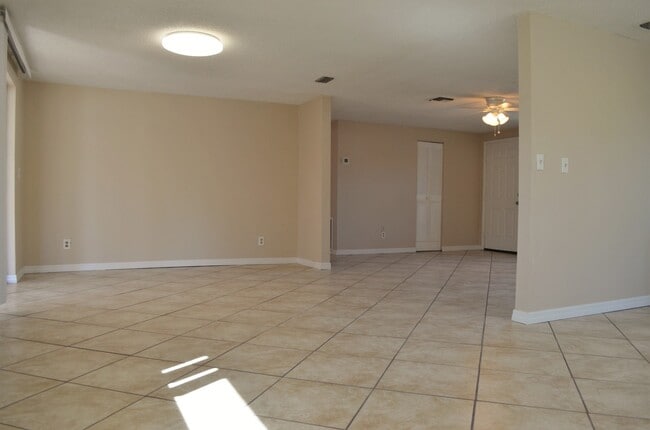 Building Photo - Beautiful 3 bedroom / 2 bath available!