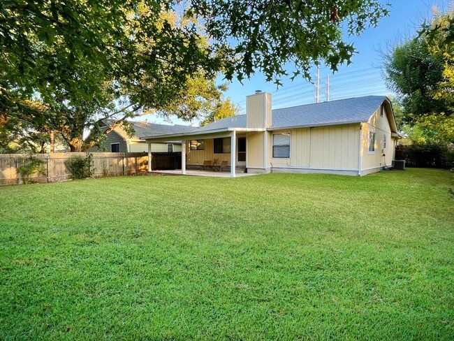 Building Photo - 925 Peggotty Pl