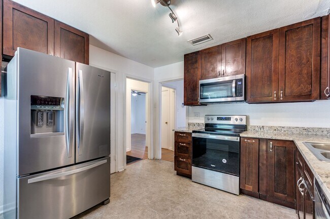 Building Photo - Charming Home in Alamo Heights ISD with Bo...