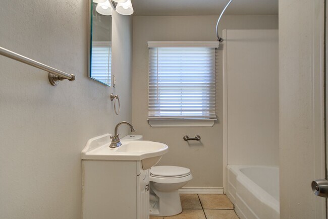 Building Photo - 2216 32nd St