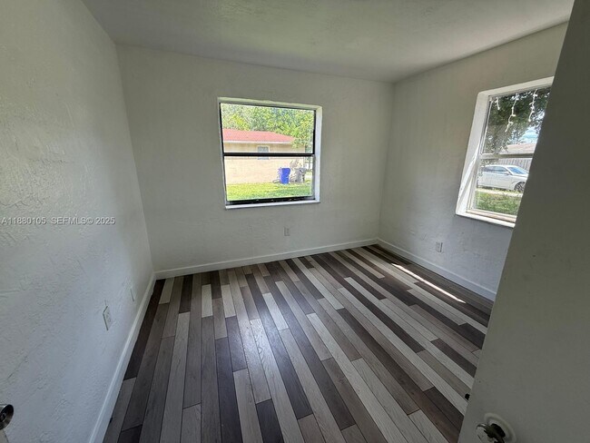 Building Photo - 2813 Dewey St